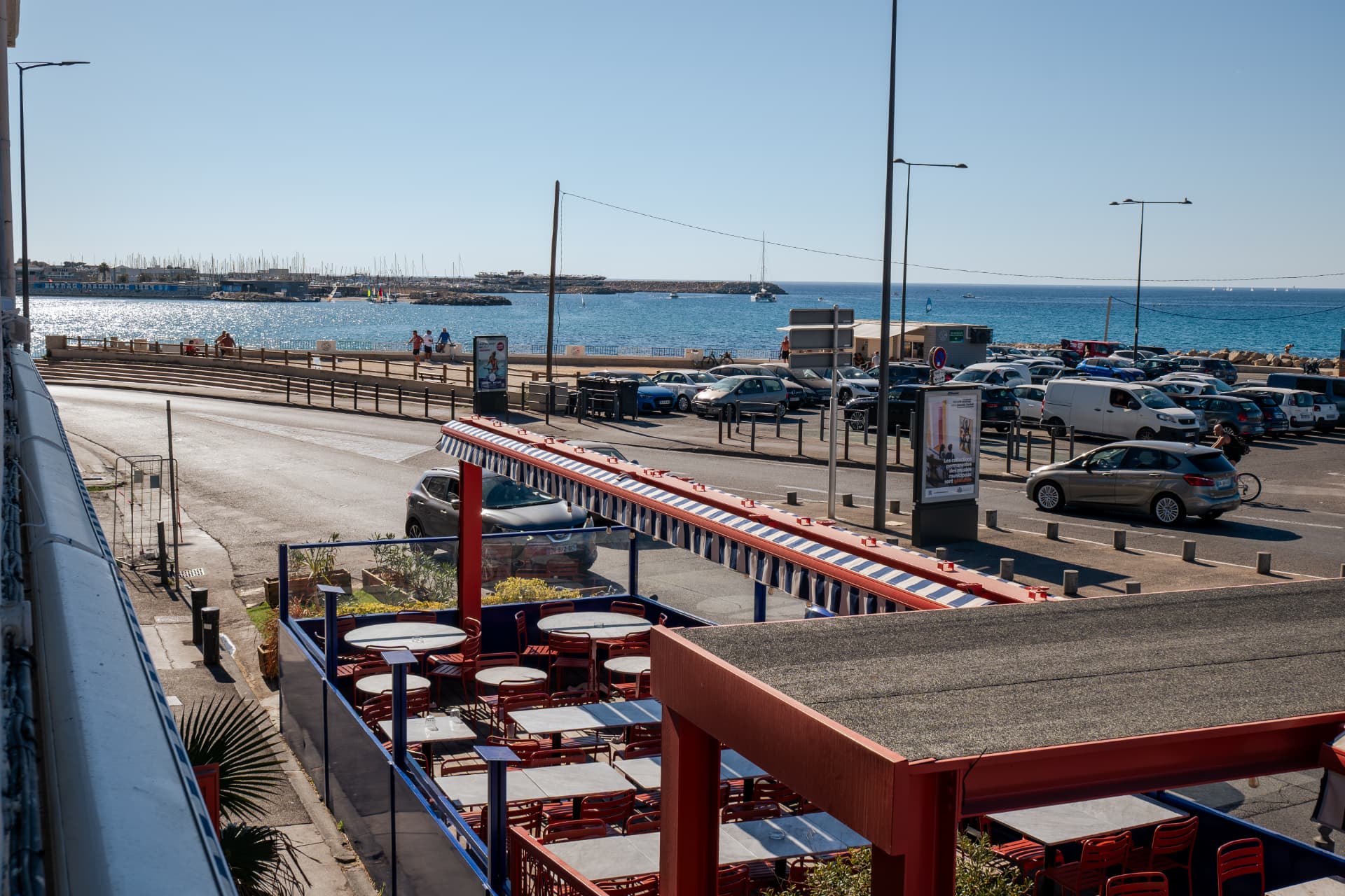 Vue sur la terrasse et la mer depuis l'étage de Lou Mar