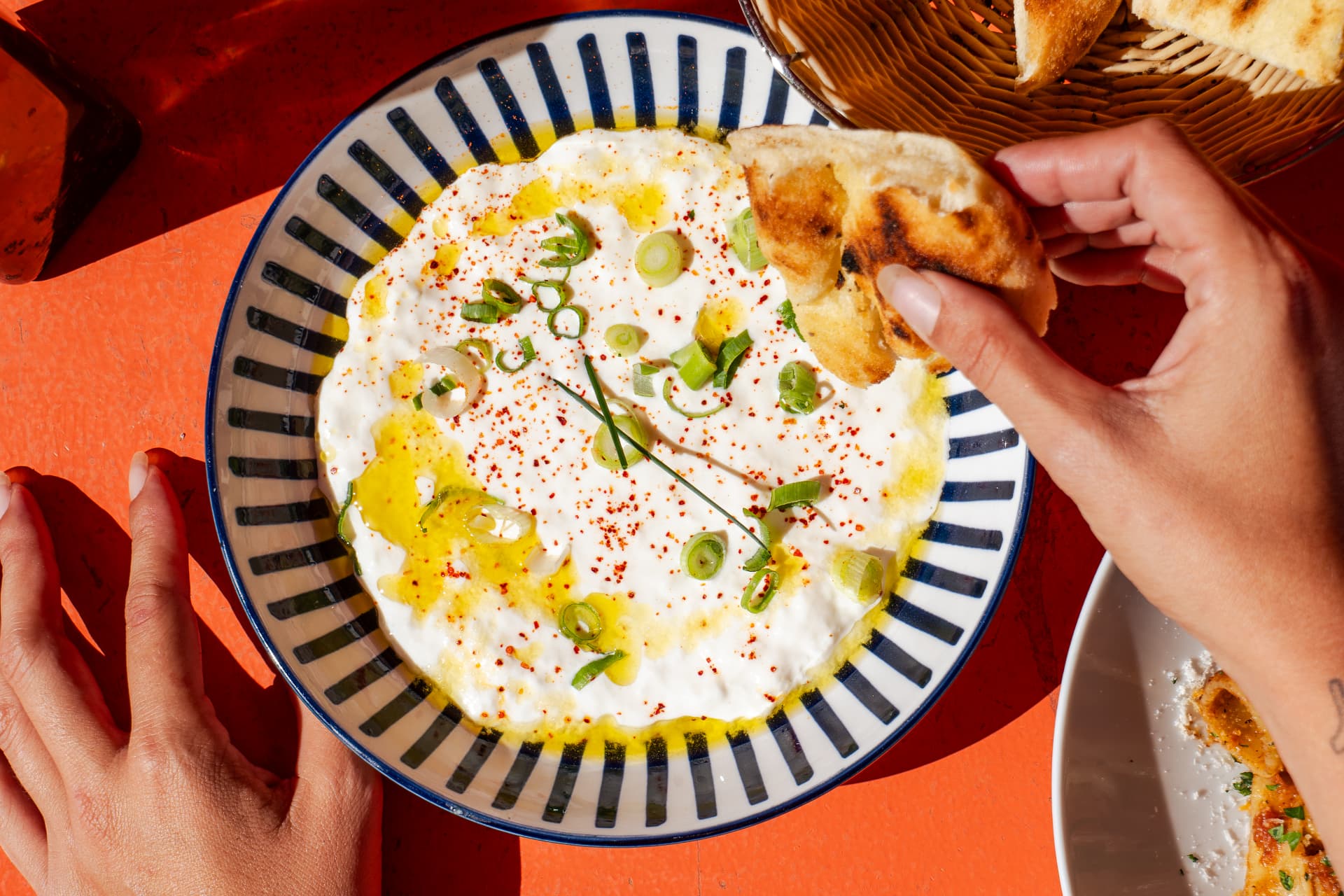 Assiette de stracciatella à partager avec focaccia grillée