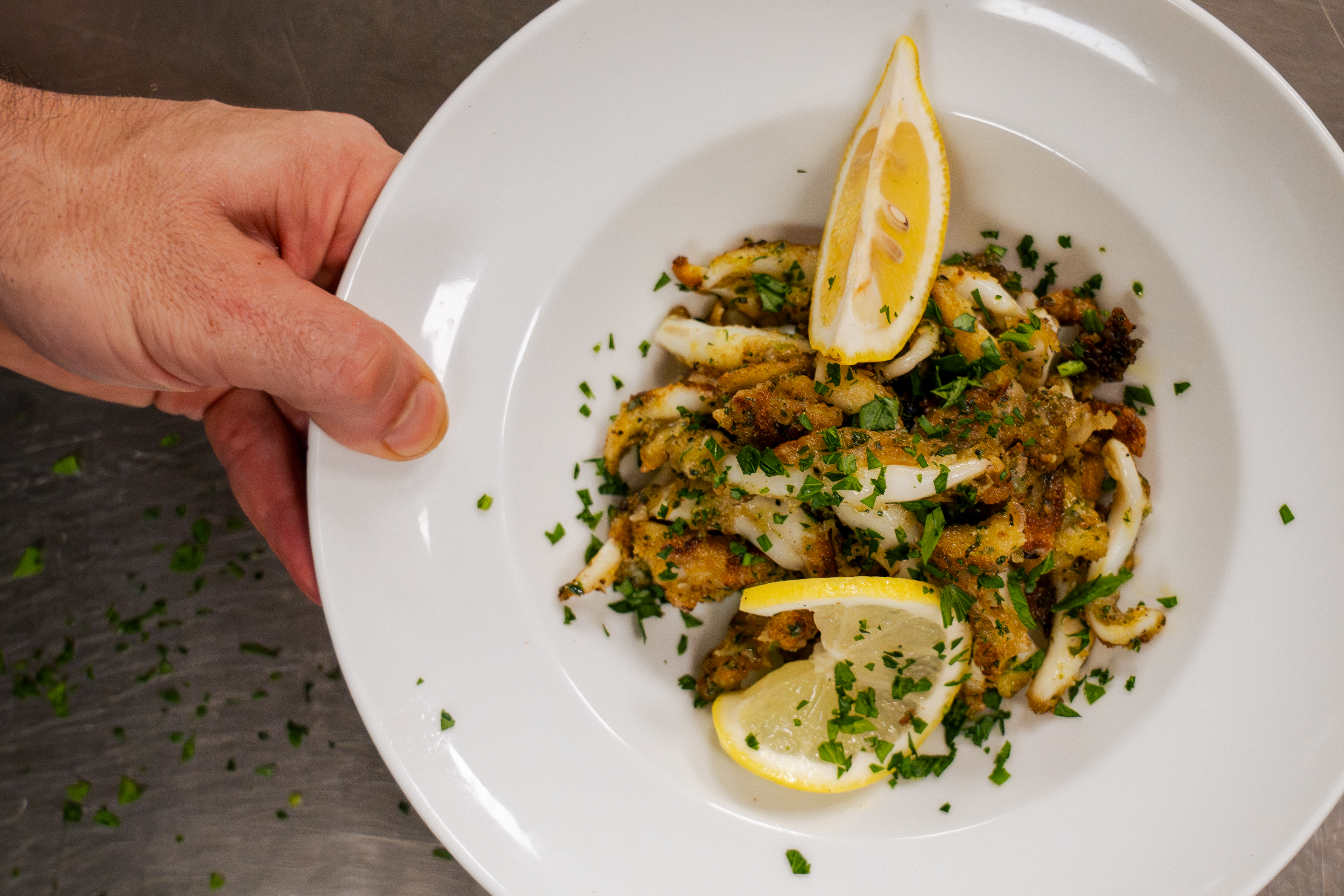 Assiette d'encornets persillés au citron