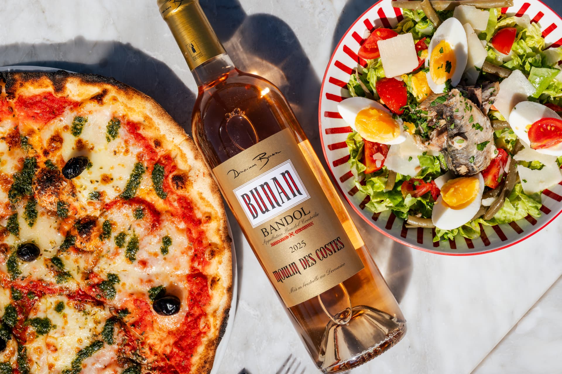 Pizza au feu de bois, rosé de Bandol et salade marseillaise