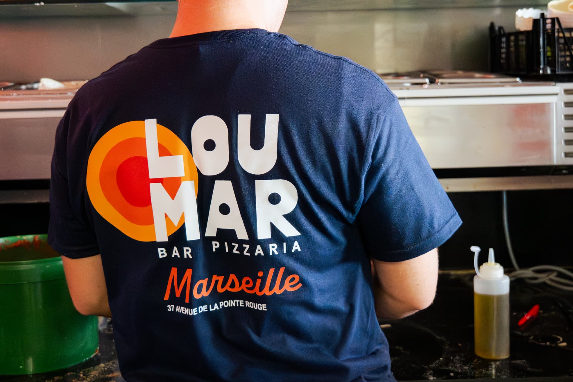 Membre de l'équipe avec le t-shirt Lou Mar Bar Pizzaria Marseille