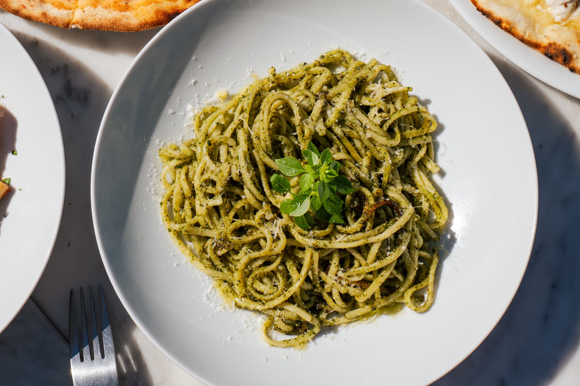 Assiette de linguine au pesto et parmesan