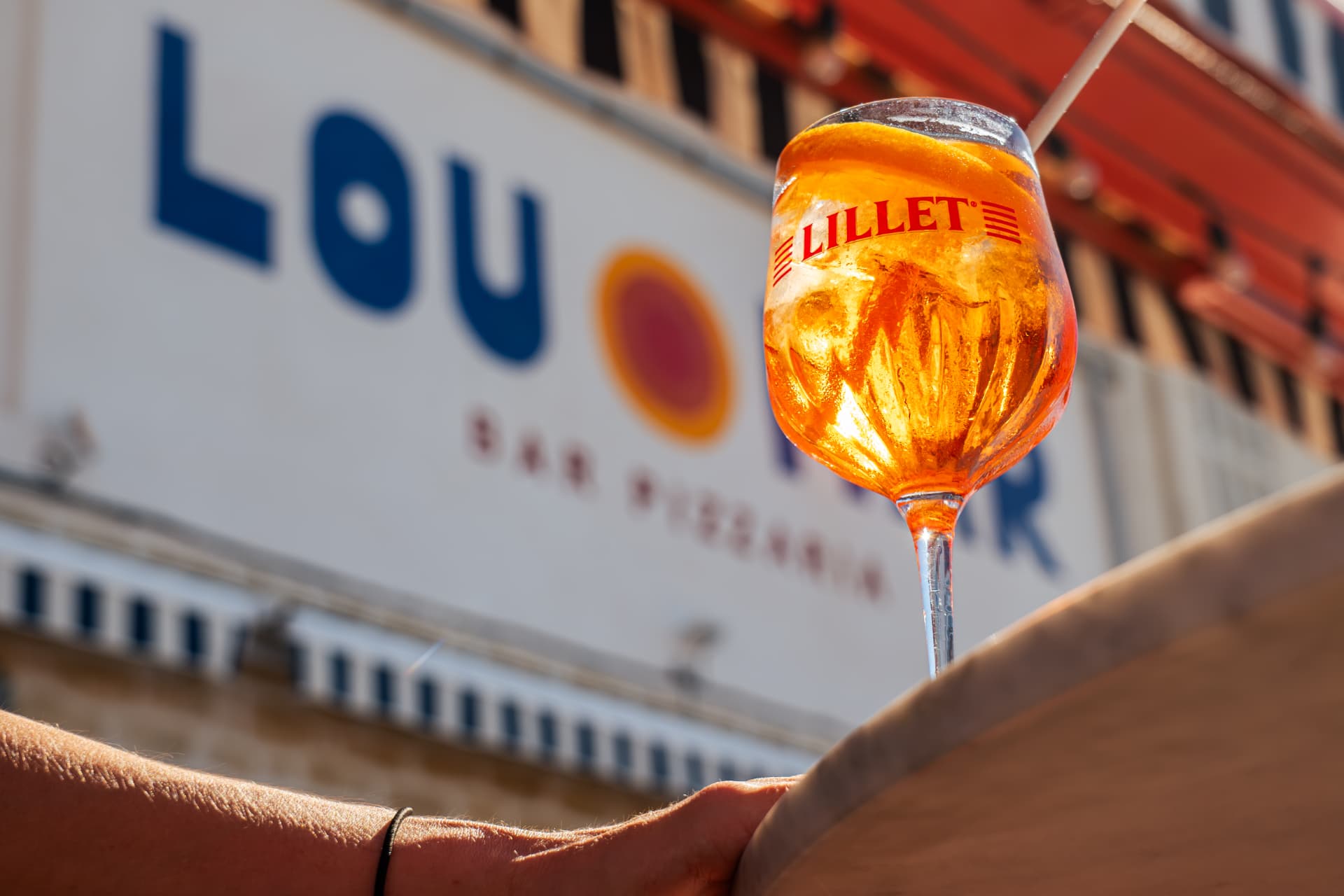Spritz Lillet devant l'enseigne Lou Mar